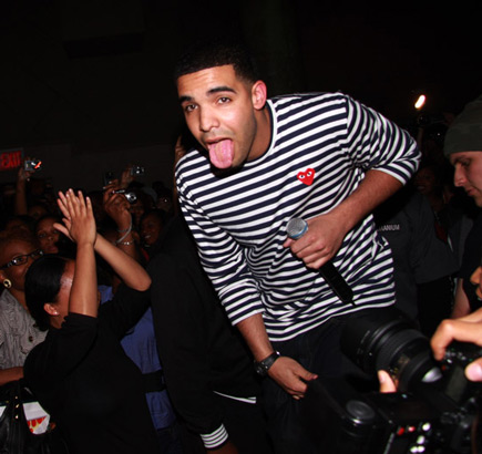 drake1 Drake Pop Champagne & Kiss Nicki Minaj For His Birthday On Stage