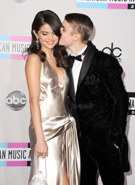 JUSTIN BIEBER selena gomez kiss amas