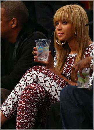 Jay-Z And Beyonce Cuddle Up Courtside Brooklyn Nets Game [Photo ...