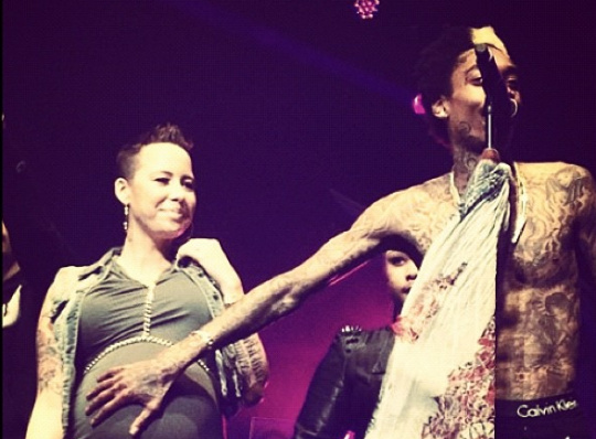 Wiz Khalifa Brought Out A Very Pregnant Amber On Stage Concert [PHOTO ...