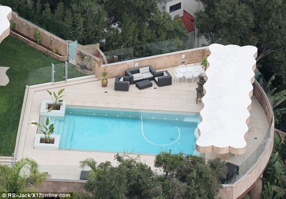 rihanna mansion pic 2