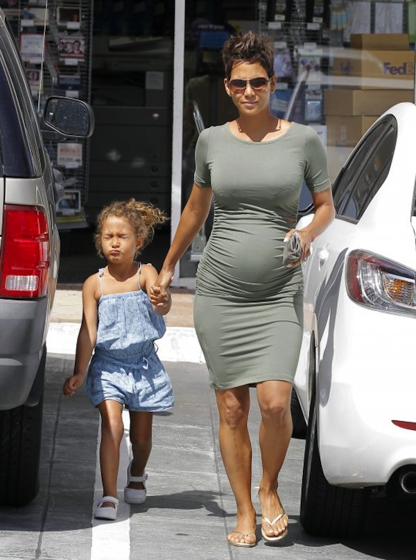 Halle Berry saat hamil anak kedua di usia 47 tahun.