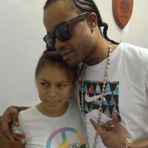 Tommy Lee and fans in Belize 1