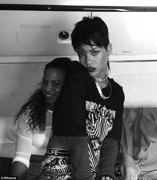 Rihanna Showing Off Her New Style, A Bra Shirt [PHOTO] - Urban Islandz
