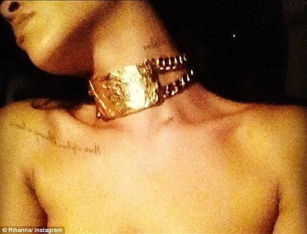 Rihanna chris brown gold chain
