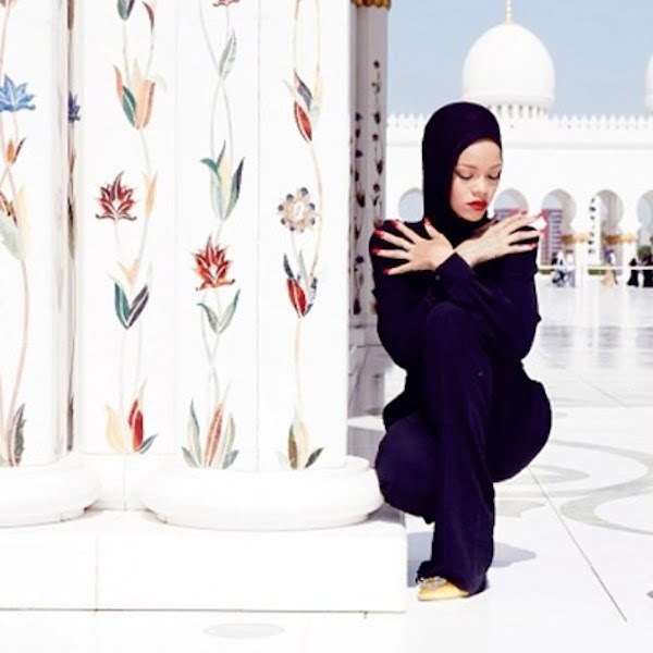 Rihanna at abu dhabi mosque 1