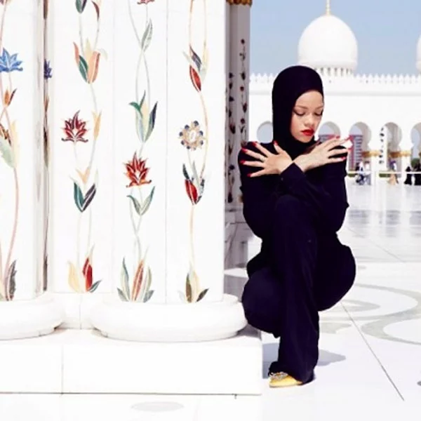 Rihanna at abu dhabi mosque 1