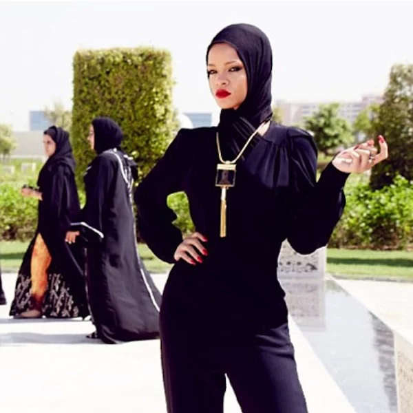 Rihanna at abu dhabi mosque 3