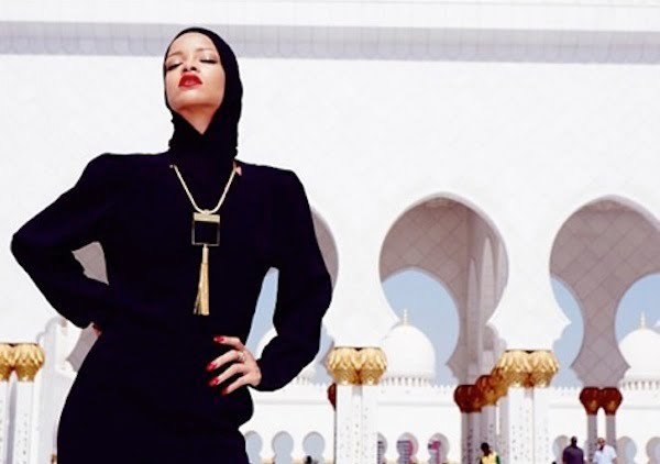 Rihanna at abu dhabi mosque 4