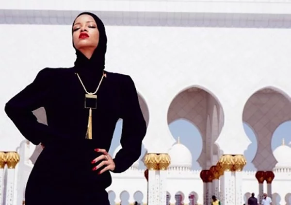 Rihanna at abu dhabi mosque 4