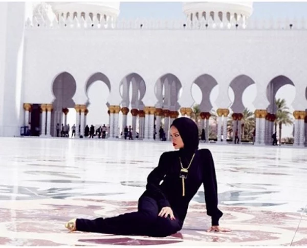 Rihanna at abu dhabi mosque 5