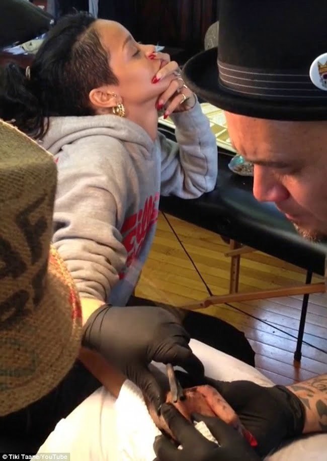 Rihanna getting new tattoo