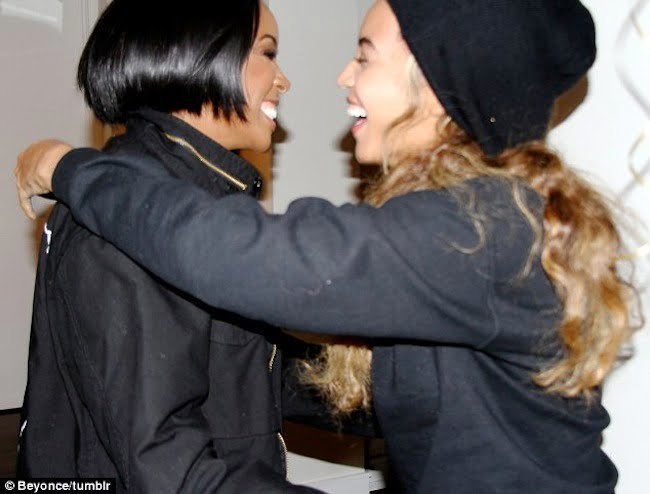 Kelly Rowland and Beyonce pic