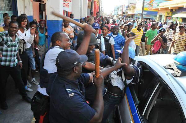 Kartel fans protest 8