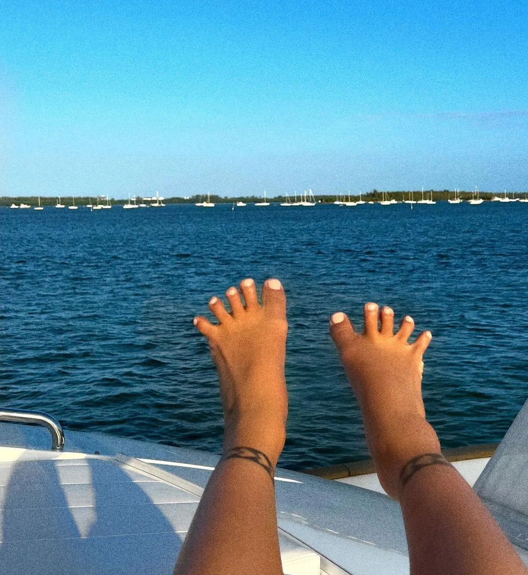 Shenseea feet